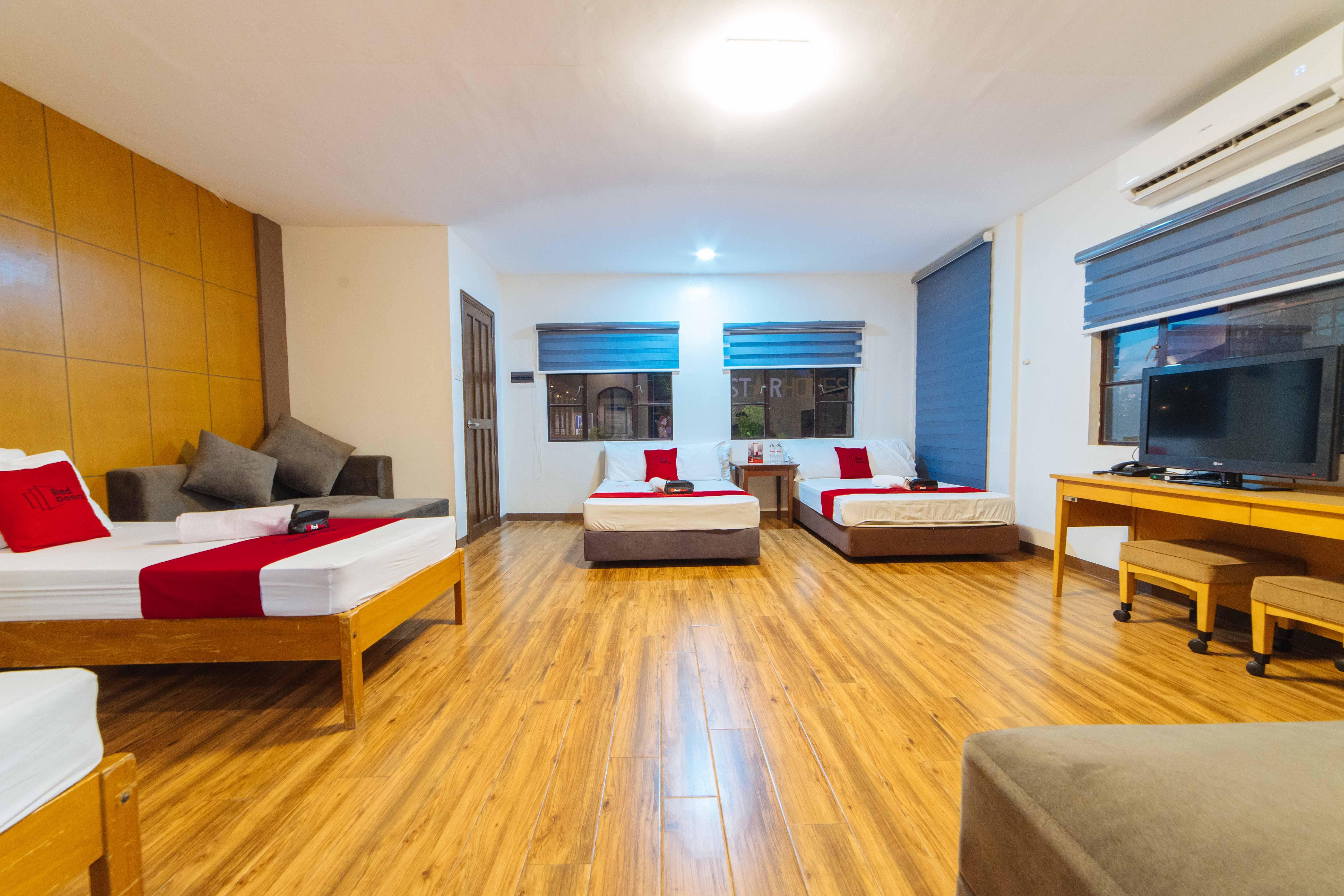 Reddoorz Plus @ Starhomes Olivianville Tarlac City Экстерьер фото
