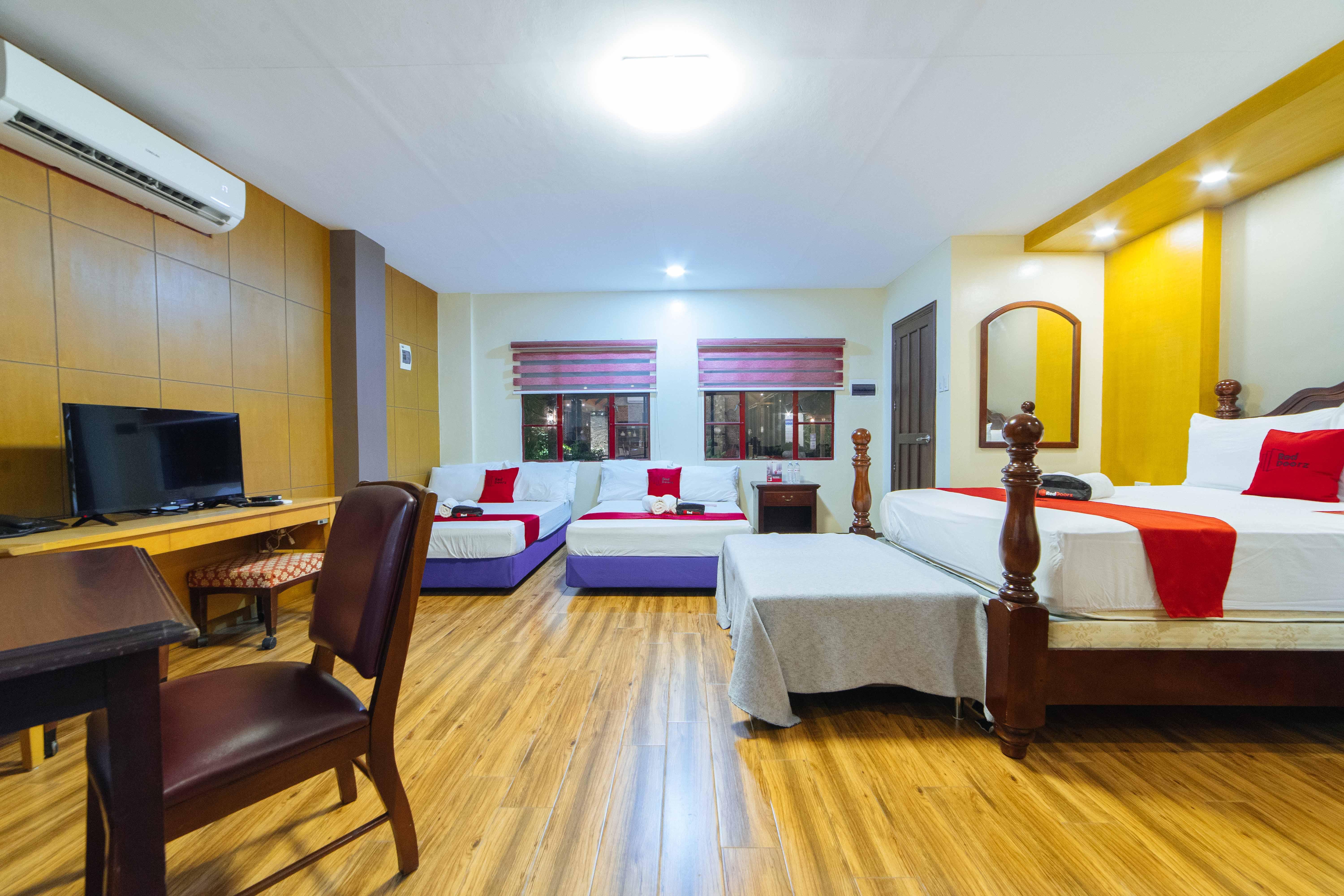 Reddoorz Plus @ Starhomes Olivianville Tarlac City Экстерьер фото