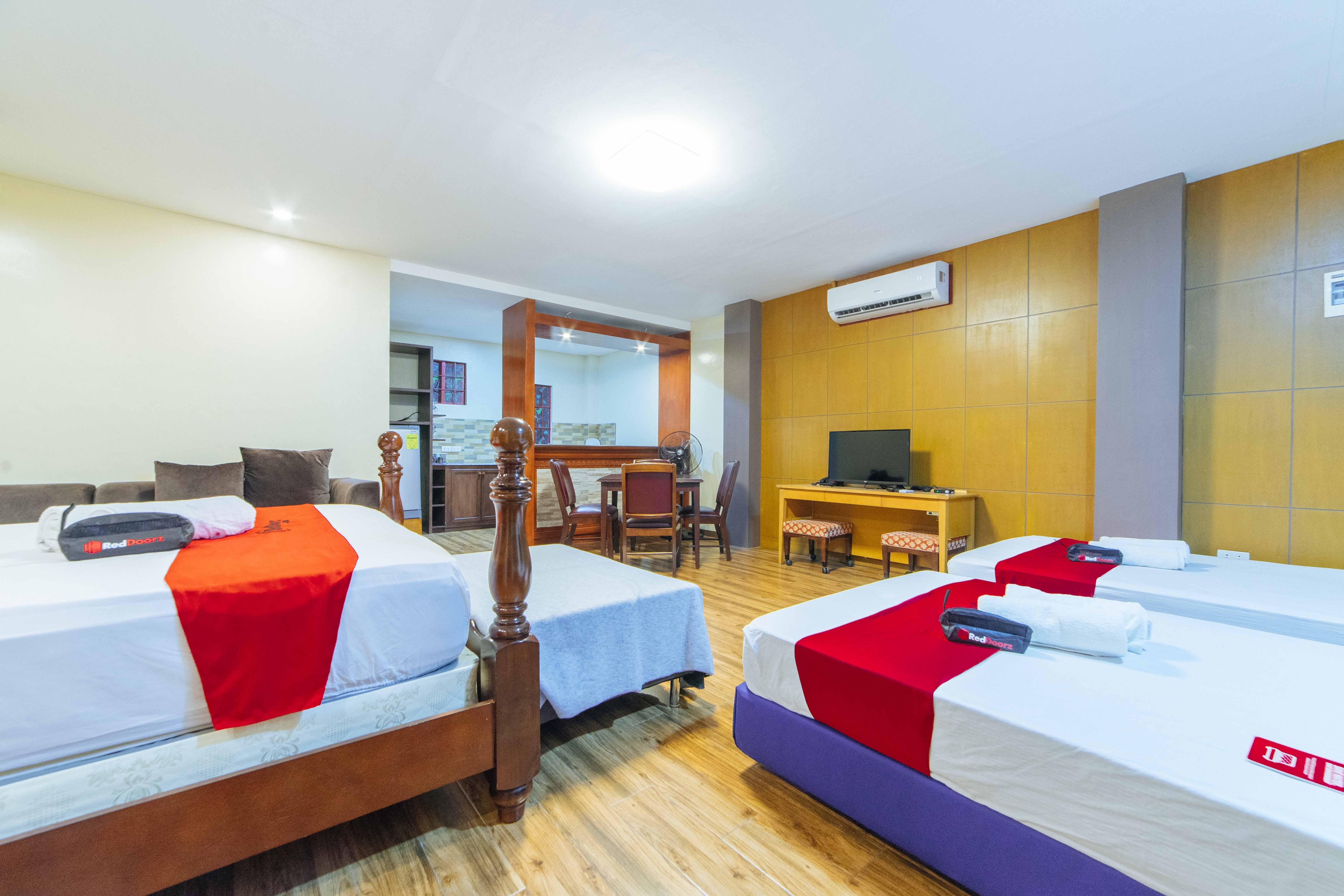 Reddoorz Plus @ Starhomes Olivianville Tarlac City Экстерьер фото