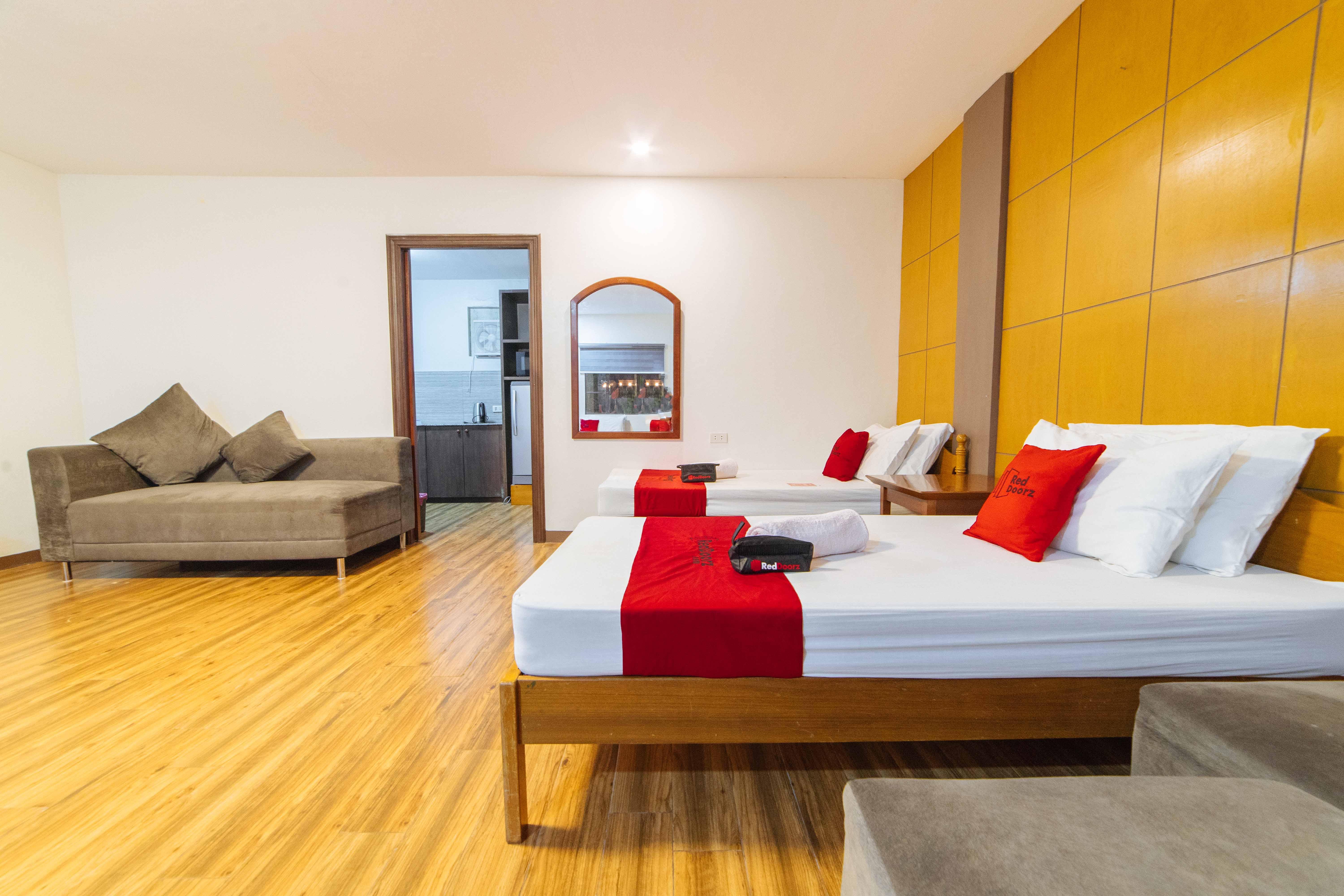 Reddoorz Plus @ Starhomes Olivianville Tarlac City Экстерьер фото