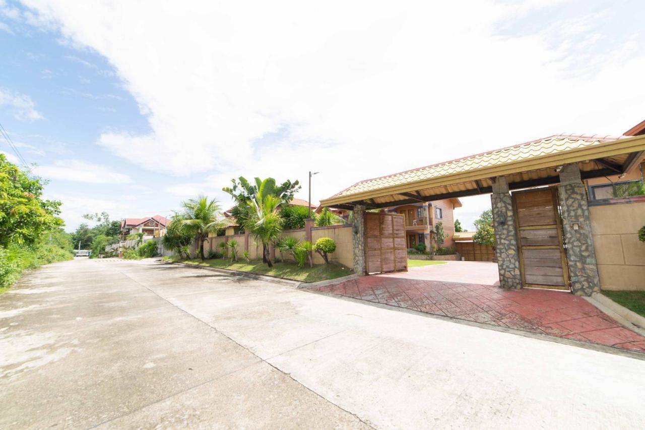 Reddoorz Plus @ Starhomes Olivianville Tarlac City Экстерьер фото